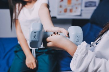 Fizyoterapistle antrenman yapan yaşlı bir kadın. Evde terapist kullanıyor. Huzurevinde yaşlı bir kadına destek oluyor.