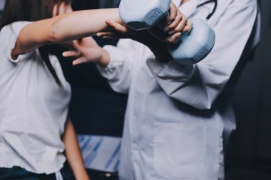 Fizyoterapistle antrenman yapan yaşlı bir kadın. Evde terapist kullanıyor. Huzurevinde yaşlı bir kadına destek oluyor.