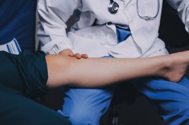 Rehabilitasyon terapisi, rehabilitasyon merkezlerinde çalışan profesyonel erkek fizyoterapistler, erkek hastaların bacak ve kas ağrılarını tedavi ederken,.