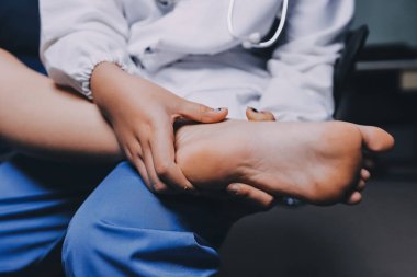 Rehabilitasyon terapisi, rehabilitasyon merkezlerinde çalışan profesyonel erkek fizyoterapistler, erkek hastaların bacak ve kas ağrılarını tedavi ederken,.