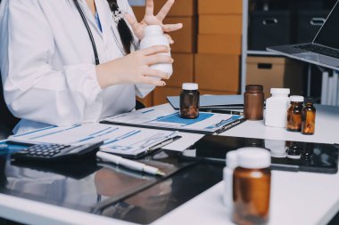 Hastane konferans salonunda kıdemli hekimin sunumu ve sağlık uygulamaları üzerine profesyonel eğitim oturumuna katılan bir grup doktor