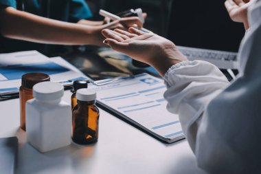 Hastane konferans salonunda kıdemli hekimin sunumu ve sağlık uygulamaları üzerine profesyonel eğitim oturumuna katılan bir grup doktor