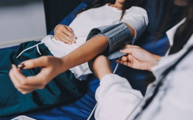 Hemşire masada yaşlı kadının kan basıncını ölçtü, yakın çekim. Üst düzey nesillere yardımcı olmak