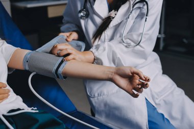 Hemşire masada yaşlı kadının kan basıncını ölçtü, yakın çekim. Üst düzey nesillere yardımcı olmak