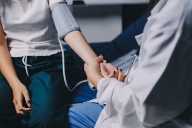 Hemşire masada yaşlı kadının kan basıncını ölçtü, yakın çekim. Üst düzey nesillere yardımcı olmak