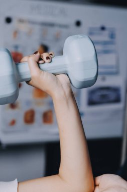 Fizyoterapistle antrenman yapan yaşlı bir kadın. Evde terapist kullanıyor. Huzurevinde yaşlı bir kadına destek oluyor.