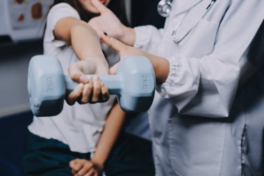 Fizyoterapistle antrenman yapan yaşlı bir kadın. Evde terapist kullanıyor. Huzurevinde yaşlı bir kadına destek oluyor.