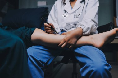 Rehabilitasyon terapisi, rehabilitasyon merkezlerinde çalışan profesyonel erkek fizyoterapistler, erkek hastaların bacak ve kas ağrılarını tedavi ederken,.