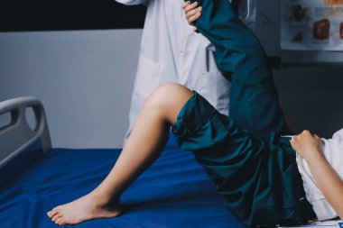 Rehabilitasyon terapisi, rehabilitasyon merkezlerinde çalışan profesyonel erkek fizyoterapistler, erkek hastaların bacak ve kas ağrılarını tedavi ederken,.