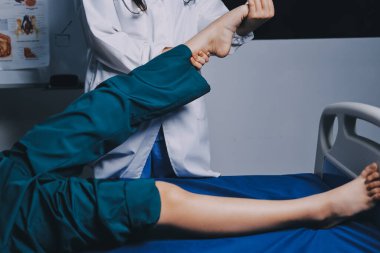 Rehabilitasyon terapisi, rehabilitasyon merkezlerinde çalışan profesyonel erkek fizyoterapistler, erkek hastaların bacak ve kas ağrılarını tedavi ederken,.