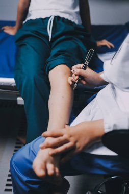 Rehabilitasyon terapisi, rehabilitasyon merkezlerinde çalışan profesyonel erkek fizyoterapistler, erkek hastaların bacak ve kas ağrılarını tedavi ederken,.