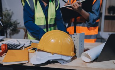 Mimarlar ve mühendisler inşaat projesinde işbirliği içinde çalışıyorlar