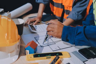 Mimarlar ve mühendisler inşaat projesinde işbirliği içinde çalışıyorlar