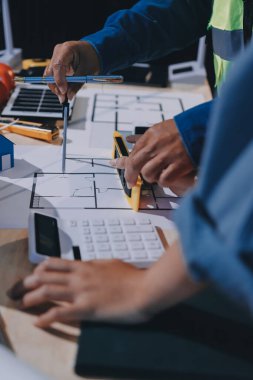 Mimarlar ve mühendisler inşaat projesinde işbirliği içinde çalışıyorlar