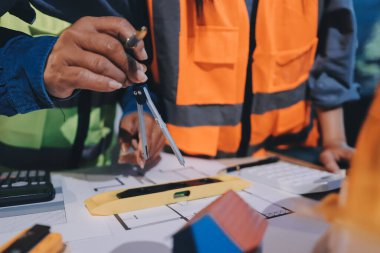 Mimarlar ve mühendisler inşaat projesinde işbirliği içinde çalışıyorlar