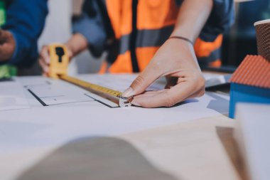 Mimarlar ve mühendisler inşaat projesinde işbirliği içinde çalışıyorlar