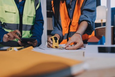 Mimarlar ve mühendisler inşaat projesinde işbirliği içinde çalışıyorlar