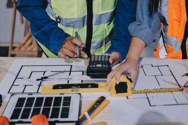 Mimarlar ve mühendisler inşaat projesinde işbirliği içinde çalışıyorlar