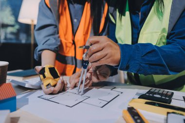 Mimarlar ve mühendisler inşaat projesinde işbirliği içinde çalışıyorlar