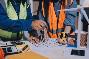 Mimarlar ve mühendisler inşaat projesinde işbirliği içinde çalışıyorlar