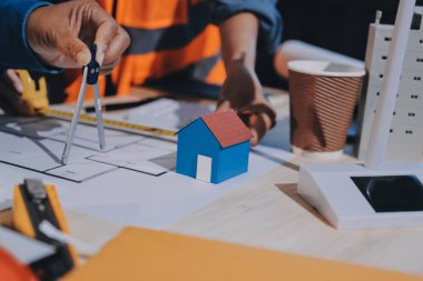 Mimarlar ve mühendisler inşaat projesinde işbirliği içinde çalışıyorlar