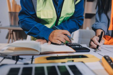 Mimarlar ve mühendisler inşaat projesinde işbirliği içinde çalışıyorlar