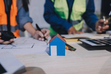 Mimarlar ve mühendisler inşaat projesinde işbirliği içinde çalışıyorlar