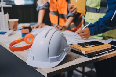 Mimarlar ve mühendisler inşaat projesinde işbirliği içinde çalışıyorlar