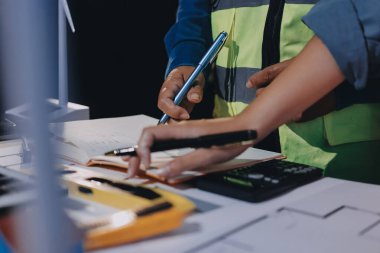 Mimarlar ve mühendisler inşaat projesinde işbirliği içinde çalışıyorlar