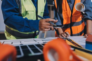 Mimarlar ve mühendisler inşaat projesinde işbirliği içinde çalışıyorlar