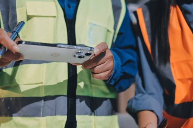 Mimarlar ve mühendisler inşaat projesinde işbirliği içinde çalışıyorlar