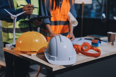 Mimarlar ve mühendisler inşaat projesinde işbirliği içinde çalışıyorlar