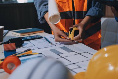 Mimarlar ve mühendisler inşaat projesinde işbirliği içinde çalışıyorlar