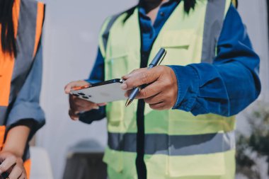 Mimarlar ve mühendisler inşaat projesinde işbirliği içinde çalışıyorlar