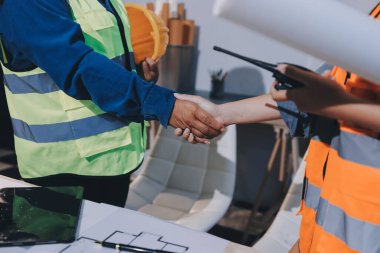 Mimarlar ve mühendisler inşaat projesinde işbirliği içinde çalışıyorlar