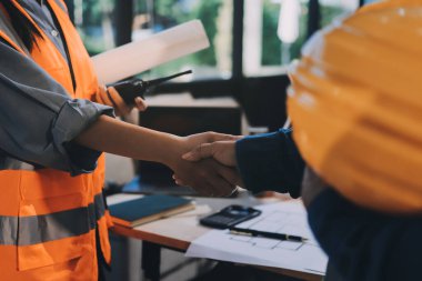 Mimarlar ve mühendisler inşaat projesinde işbirliği içinde çalışıyorlar