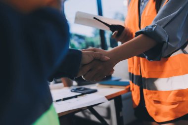 Mimarlar ve mühendisler inşaat projesinde işbirliği içinde çalışıyorlar