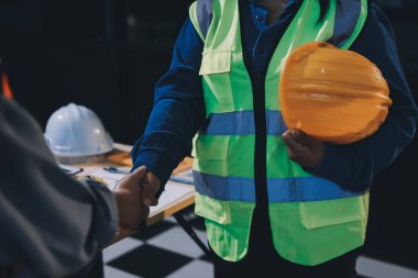 Mimarlar ve mühendisler inşaat projesinde işbirliği içinde çalışıyorlar