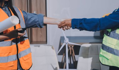 Mimarlar ve mühendisler inşaat projesinde işbirliği içinde çalışıyorlar