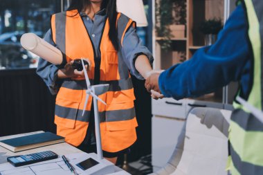 Mimarlar ve mühendisler inşaat projesinde işbirliği içinde çalışıyorlar