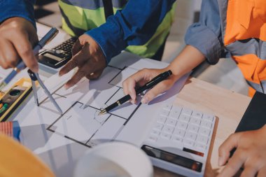 Mimarlar ve mühendisler inşaat projesinde işbirliği içinde çalışıyorlar