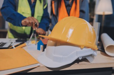 Mimarlar ve mühendisler inşaat projesinde işbirliği içinde çalışıyorlar