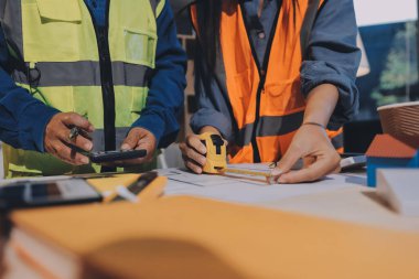 Mimarlar ve mühendisler inşaat projesinde işbirliği içinde çalışıyorlar