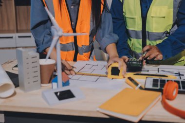 Mimarlar ve mühendisler inşaat projesinde işbirliği içinde çalışıyorlar