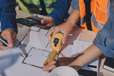 Mimarlar ve mühendisler inşaat projesinde işbirliği içinde çalışıyorlar