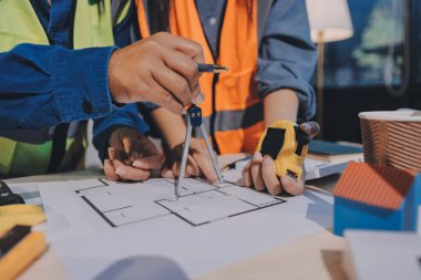 Mimarlar ve mühendisler inşaat projesinde işbirliği içinde çalışıyorlar