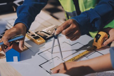 Mimarlar ve mühendisler inşaat projesinde işbirliği içinde çalışıyorlar