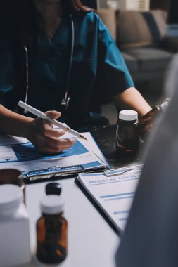 Hastane konferans salonunda kıdemli hekimin sunumu ve sağlık uygulamaları üzerine profesyonel eğitim oturumuna katılan bir grup doktor