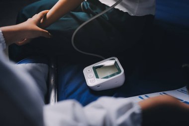 Hemşire masada yaşlı kadının kan basıncını ölçtü, yakın çekim. Üst düzey nesillere yardımcı olmak
