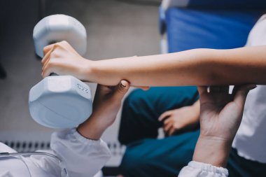 Fizyoterapistle antrenman yapan yaşlı bir kadın. Evde terapist kullanıyor. Huzurevinde yaşlı bir kadına destek oluyor.